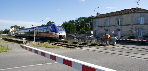 photo d'un train et passage à niveau fermé Grand Cognac ®JPBouron