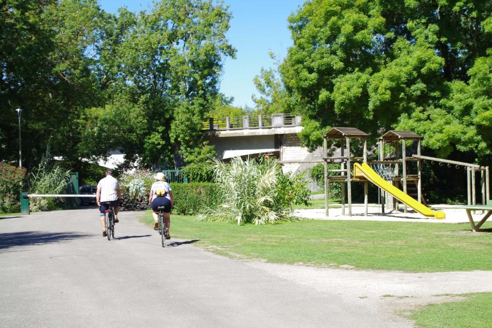 Photo de deux cyclistes circulants dans le camping de Cognac