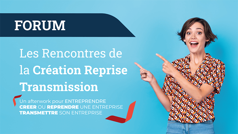 personne souriante pointant le titre des rencontres de la Reprise Transmission