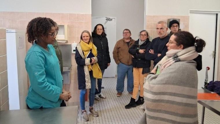 PAT-des professionnels de la restauration collective échangent dans une cuisineon scolaire-Merignac
