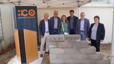 Pose-1ere-pierre-usine-traitement-eau-angeac-charente