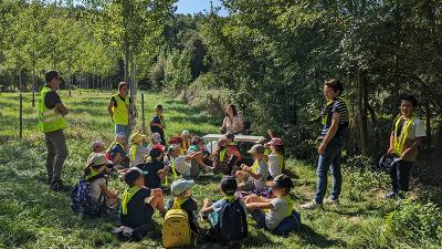 Groupe d'enfants dans un paysage naturel