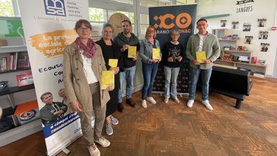 vignette-mois-des-parents-lancement presse  mois-des-parents-les partenaires tiennent le programme dans leurs mains