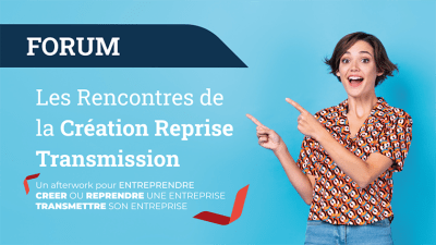 personne souriante pointant le titre des rencontres de la Reprise Transmission