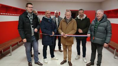 -inauguration-vestiaires-rugby-cognac-élus coupent le ruban dans les vestiaires
