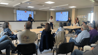 20260428-cloture-parcours-dechets-matiere-réunion ; des représentants d'entreprises présents ; en conférence; avec discours d'une élue de Grand Cognac