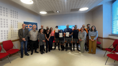 20260428-Les élèves reçus en stage sont debout avec les élus et agents, avec leur certificat en main