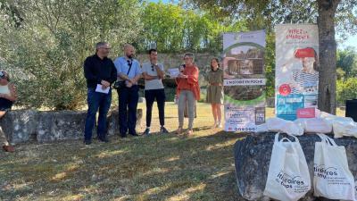 2026-des élus prennent la parole, Carrières de Saint-Même en décor de fond. 