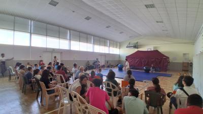 Public assis dans une salle