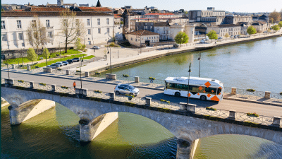 Un bus de Grand Cognac passe sur le pont Saint-Jacques au dessus du fleuve
