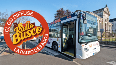 Bus avec une pastille orange et marron indiquant ici on diffuse radio busco