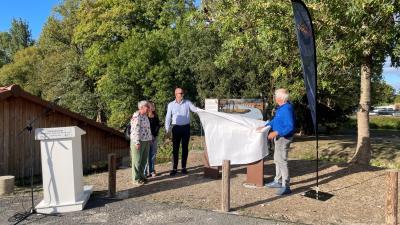 Bord de Charente, un panneau touristique est dévoilé par deux personnes