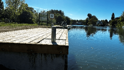 Appontements en bois au bord d'un fleuve, ciel bleu