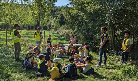 Groupe d'enfants dans un paysage naturel