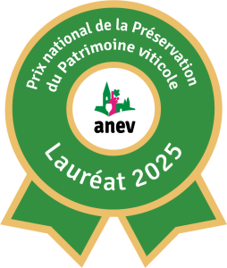 Badge vert avec le logo de l'ANEV indiquant "Prix national de la Préservation du patrimoine viticole"
