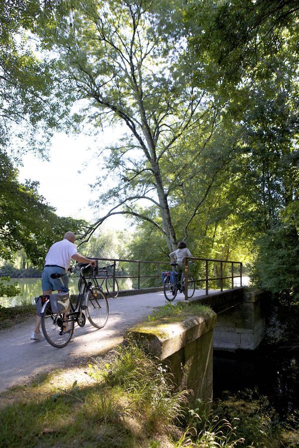 Fleuve_cognac_st-brice_pont©JPBouron photo de deux cyclistes traversant un pont situé au dessus du fleuve charente dans les environs de Cognac