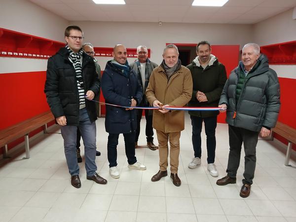inauguration-vestiaires-rugby-cognac - les élus coupent le ruban dans les vestiaires