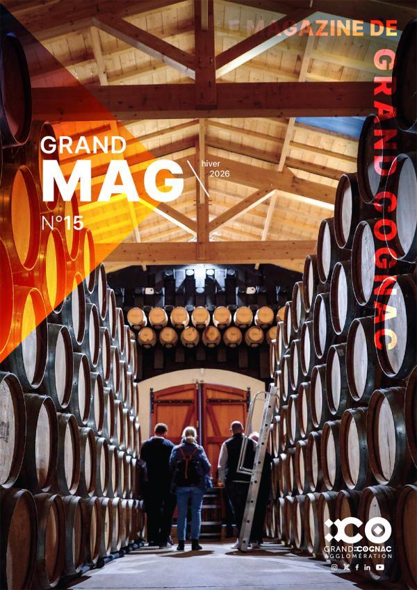 Mag15-couverture-chai avec des personnes marchant entre les tonneaux