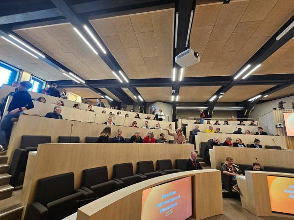 Conseillers numériques installés dans l'auditorium de Grand Cognac