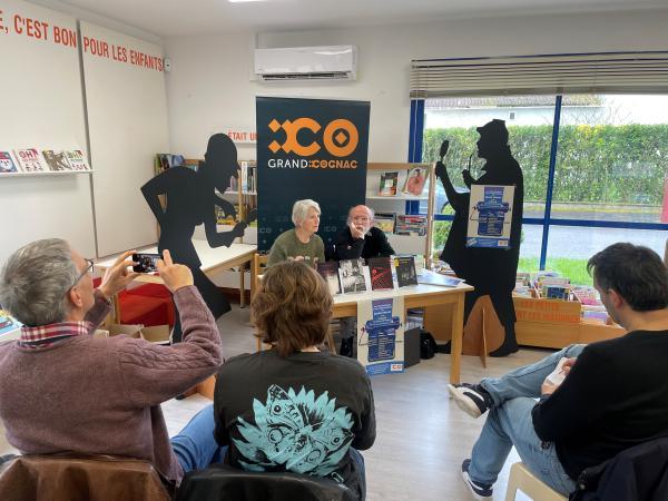 Nicole Roy et Bernard Bec, présentent les oeuvres en compétition pour le roman noir, les livres sont exposés. 