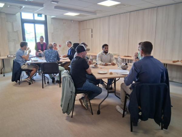 Guide "mangeons mieux" - des membres d'associations sportives partagent un repas après une rencontre autour de l'alimentation