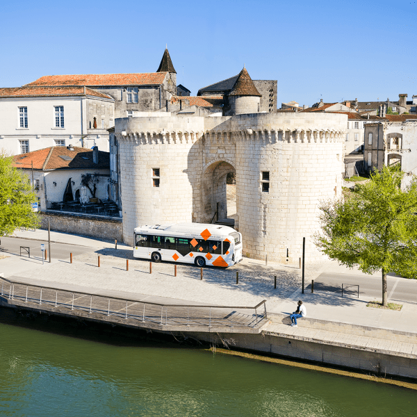 Cognac_photo de julia-hasse-une bus-devant-la porte-saint-jacques.
