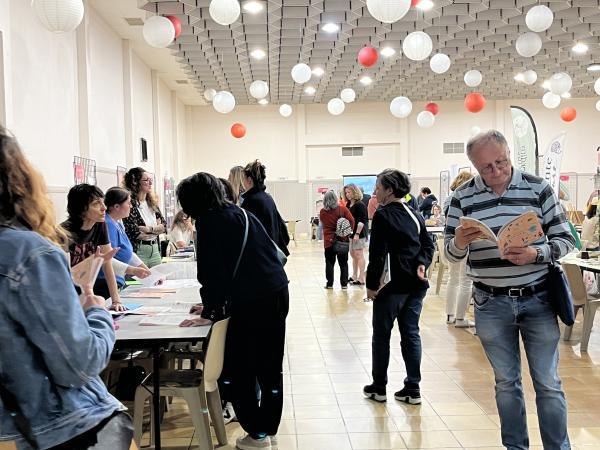 Un forum avec un monsieur qui lit le programme des Parcours éducatifs