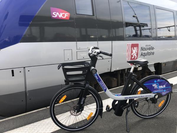 Modalis- un vélo devant un train