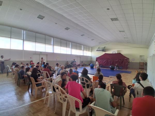 Public assis dans une salle