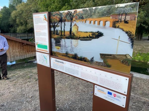 Panneau touristique installé sur les bords du fleuve Charente 
