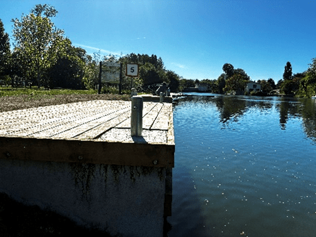 Appontements en bois au bord d'un fleuve, ciel bleu