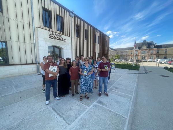 Groupe de personnes devant l'hôtel d'agglomération de Grand Cognac