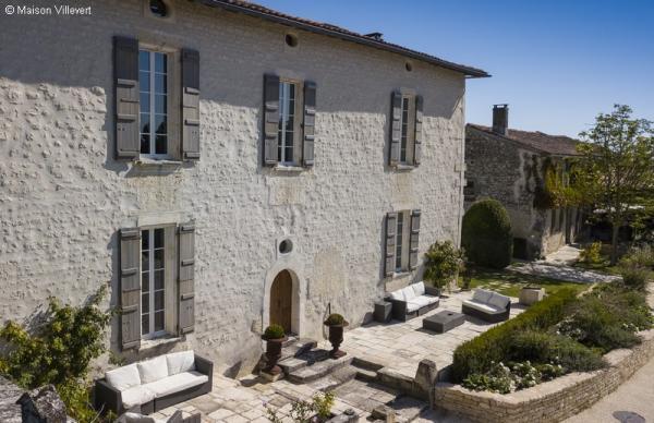 ESCAPADE SINGULIÈRE: LA MAISON VILLEVERT À MERPINS - COMPLET